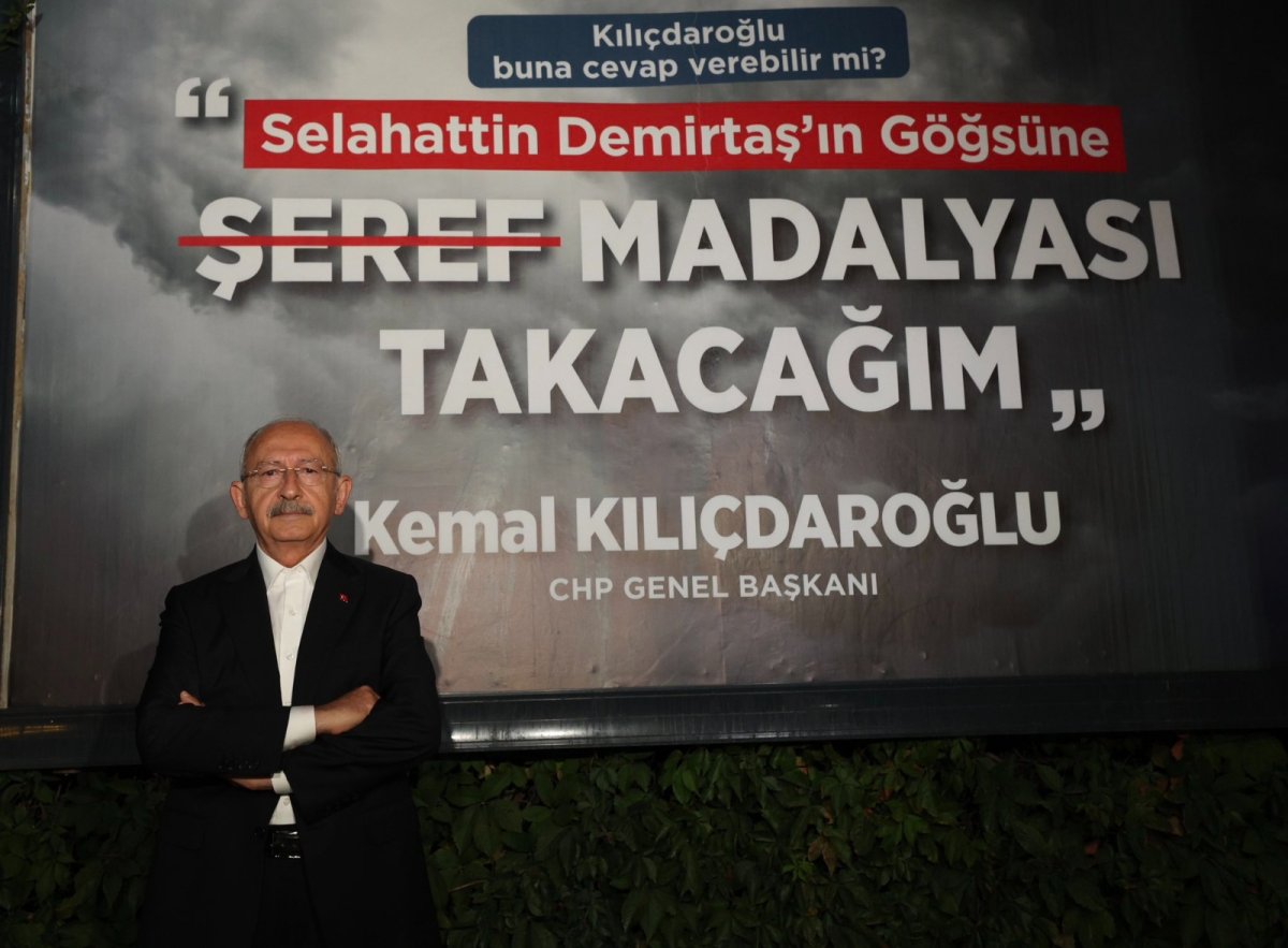 Demirtaş'a verdiği sözün önünde poz verdi
